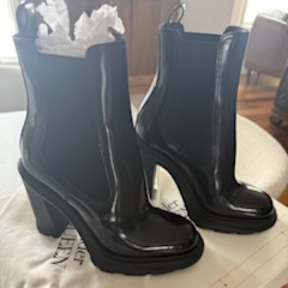 Alexander McQueen Tread Heeled Chelsea Boots Black - Picture 10 of 10